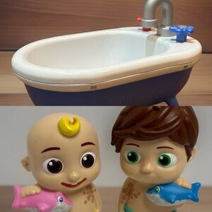 COCOMELON Musical Bathtub Time Playset With 2 Squirter Toy figures JJ Tomtom